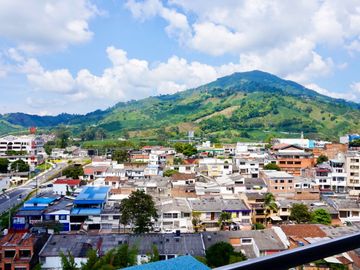Extraordinario apartamento en Amaru con 3 alcobas y vista a las montañas . Maraya. Av 30 de Agosto. Pereira - Colombia.
