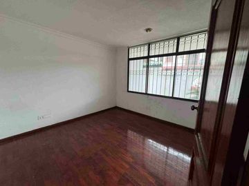 CASA COMERCIAL EN ALQUILER – CEIBOS, SANTA CECILIA
