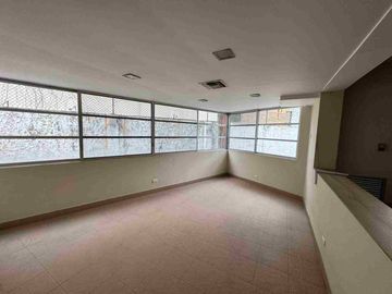 CASA COMERCIAL EN ALQUILER – CEIBOS, SANTA CECILIA