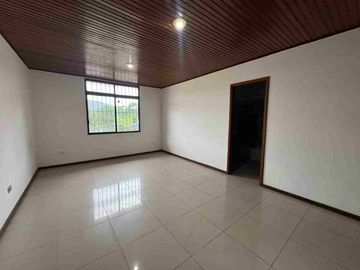 CASA COMERCIAL EN ALQUILER – CEIBOS, SANTA CECILIA