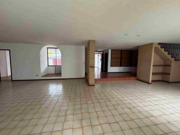 CASA COMERCIAL EN ALQUILER – CEIBOS, SANTA CECILIA