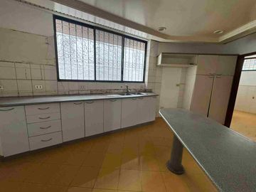 CASA COMERCIAL EN ALQUILER – CEIBOS, SANTA CECILIA