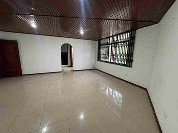 CASA COMERCIAL EN ALQUILER – CEIBOS, SANTA CECILIA