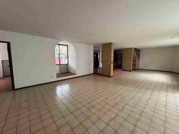 CASA COMERCIAL EN ALQUILER – CEIBOS, SANTA CECILIA