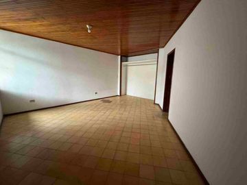 CASA COMERCIAL EN ALQUILER – CEIBOS, SANTA CECILIA
