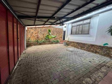 CASA COMERCIAL EN ALQUILER – CEIBOS, SANTA CECILIA