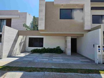 HERMOSA  Casa en VENTA en San Angel V
