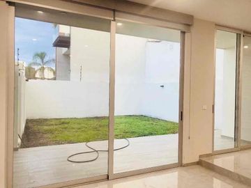 Cumbrea del lago lujosa residencia en renta 4 recámaras con baño cuarto de servicio 6 garages