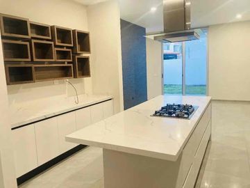 Cumbrea del lago lujosa residencia en renta 4 recámaras con baño cuarto de servicio 6 garages