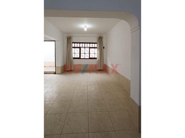 Vendo Casa En Esquina 2 Pisos En Urb. Florida Alta , Area 252 M2 (4 Cocheras )