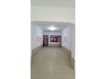 Vendo Casa En Esquina 2 Pisos En Urb. Florida Alta , Area 252 M2 (4 Cocheras )