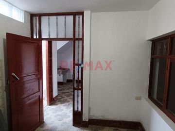Vendo Casa En Esquina 2 Pisos En Urb. Florida Alta , Area 252 M2 (4 Cocheras )