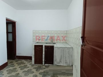 Vendo Casa En Esquina 2 Pisos En Urb. Florida Alta , Area 252 M2 (4 Cocheras )