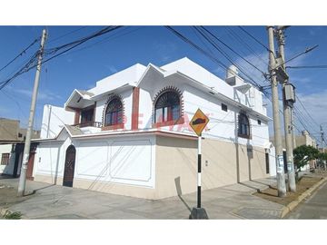 Vendo Casa En Esquina 2 Pisos En Urb. Florida Alta , Area 252 M2 (4 Cocheras )