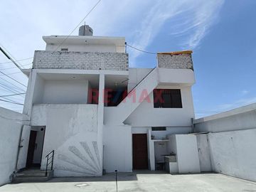 Vendo Casa En Esquina 2 Pisos En Urb. Florida Alta , Area 252 M2 (4 Cocheras )