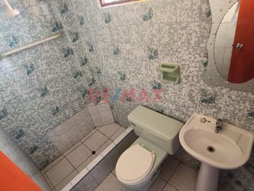 Vendo Casa En Esquina 2 Pisos En Urb. Florida Alta , Area 252 M2 (4 Cocheras )