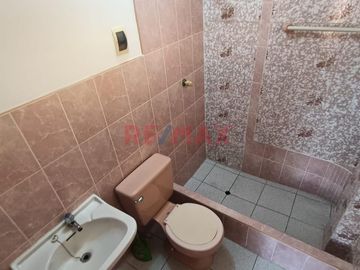 Vendo Casa En Esquina 2 Pisos En Urb. Florida Alta , Area 252 M2 (4 Cocheras )