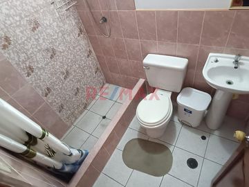 Vendo Casa En Esquina 2 Pisos En Urb. Florida Alta , Area 252 M2 (4 Cocheras )