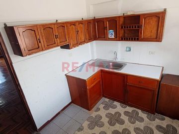Vendo Casa En Esquina 2 Pisos En Urb. Florida Alta , Area 252 M2 (4 Cocheras )