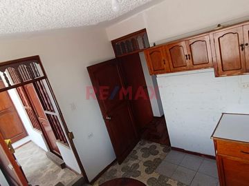 Vendo Casa En Esquina 2 Pisos En Urb. Florida Alta , Area 252 M2 (4 Cocheras )