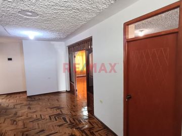 Vendo Casa En Esquina 2 Pisos En Urb. Florida Alta , Area 252 M2 (4 Cocheras )