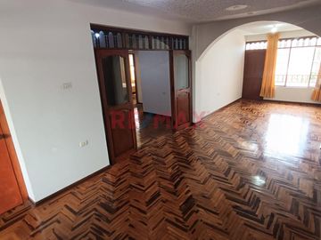Vendo Casa En Esquina 2 Pisos En Urb. Florida Alta , Area 252 M2 (4 Cocheras )