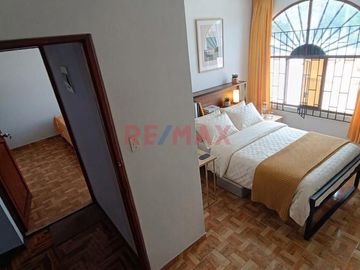 Vendo Casa En Esquina 2 Pisos En Urb. Florida Alta , Area 252 M2 (4 Cocheras )