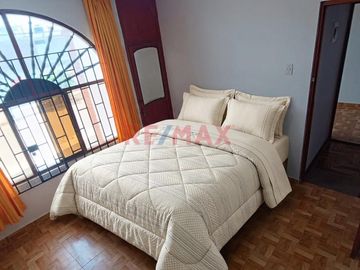 Vendo Casa En Esquina 2 Pisos En Urb. Florida Alta , Area 252 M2 (4 Cocheras )