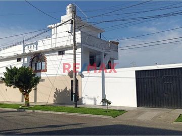 Vendo Casa En Esquina 2 Pisos En Urb. Florida Alta , Area 252 M2 (4 Cocheras )