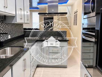 CASA EN  RENTA  TOTALMENTE AMUEBLADA Y EQUIPADA