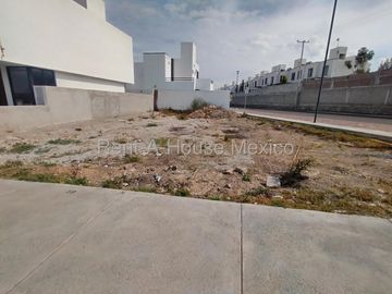 El Marques Terreno en Esquina en Venta en Querétaro con Casa Club RM1619