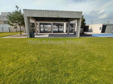 El Marques Terreno en Esquina en Venta en Querétaro con Casa Club RM1619