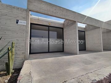 El Marques Terreno en Esquina en Venta en Querétaro con Casa Club RM1619