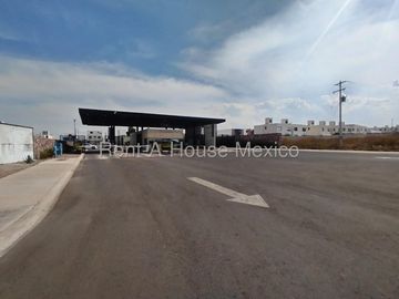 El Marques Terreno en Esquina en Venta en Querétaro con Casa Club RM1619