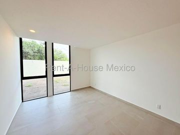 RENTA. Departamento en planta baja con amenidades, jardín privado, 3 recámaras, Jurica