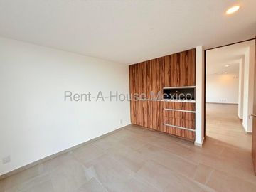 RENTA. Departamento en planta baja con amenidades, jardín privado, 3 recámaras, Jurica