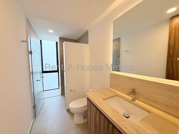 RENTA. Departamento en planta baja con amenidades, jardín privado, 3 recámaras, Jurica