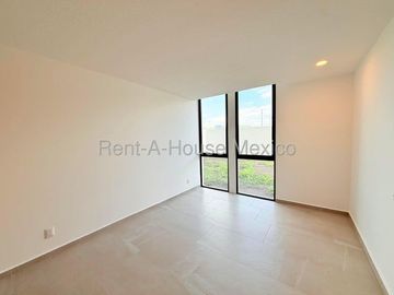 RENTA. Departamento en planta baja con amenidades, jardín privado, 3 recámaras, Jurica