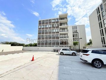 RENTA. Departamento en planta baja con amenidades, jardín privado, 3 recámaras, Jurica