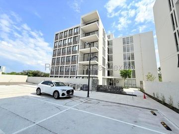 RENTA. Departamento en planta baja con amenidades, jardín privado, 3 recámaras, Jurica