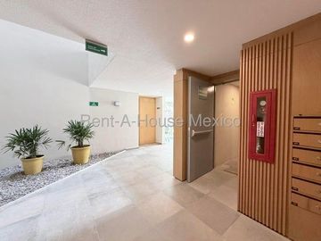 RENTA. Departamento en planta baja con amenidades, jardín privado, 3 recámaras, Jurica