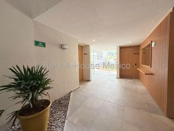 RENTA. Departamento en planta baja con amenidades, jardín privado, 3 recámaras, Jurica
