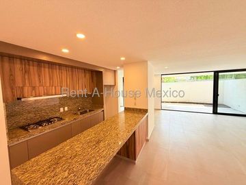 RENTA. Departamento en planta baja con amenidades, jardín privado, 3 recámaras, Jurica