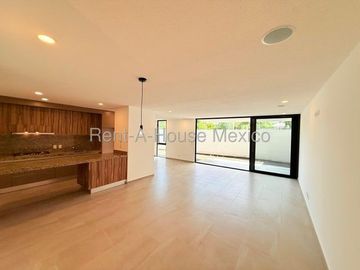 RENTA. Departamento en planta baja con amenidades, jardín privado, 3 recámaras, Jurica