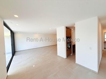 RENTA. Departamento en planta baja con amenidades, jardín privado, 3 recámaras, Jurica