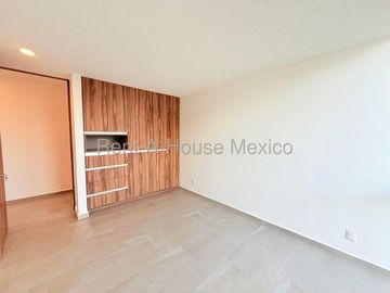RENTA. Departamento en planta baja con amenidades, jardín privado, 3 recámaras, Jurica