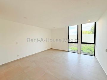 RENTA. Departamento en planta baja con amenidades, jardín privado, 3 recámaras, Jurica