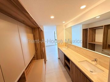 RENTA. Departamento en planta baja con amenidades, jardín privado, 3 recámaras, Jurica