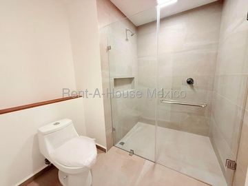 RENTA. Departamento en planta baja con amenidades, jardín privado, 3 recámaras, Jurica