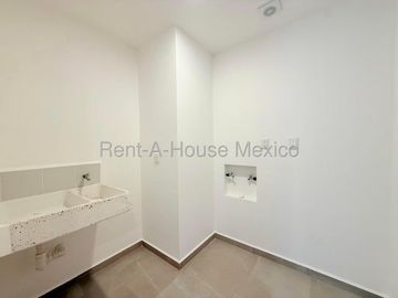RENTA. Departamento en planta baja con amenidades, jardín privado, 3 recámaras, Jurica